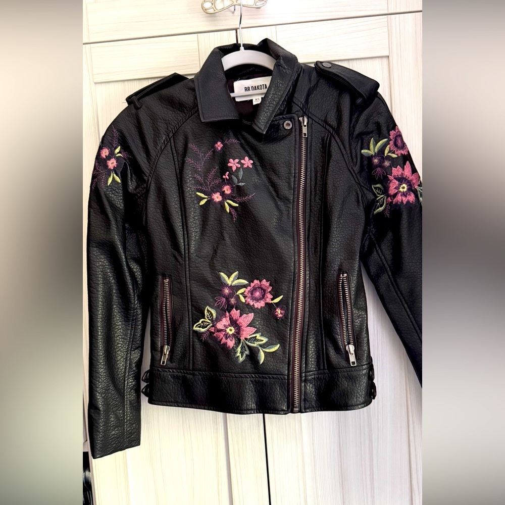 BB Dakota Women’s Black Embroidered Moto Jacket. Size XS. LIKE NEW!
